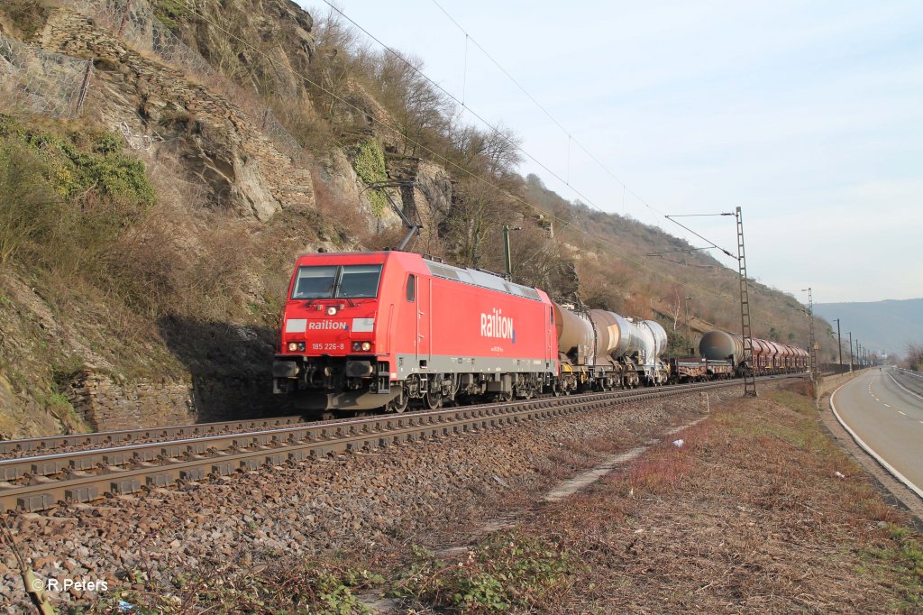 185 226-8 mit gemischten Gterzug bei Kaub. 06.03.13