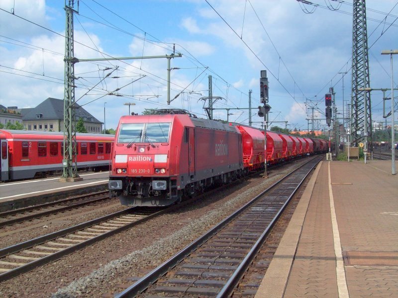 185 230-0 mit neuen DB Schenker Wagen in Fulda
