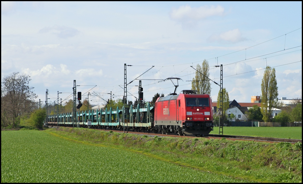 185 233 mit leerem Autozug am 21.04.12 in der Nhe von Neuss