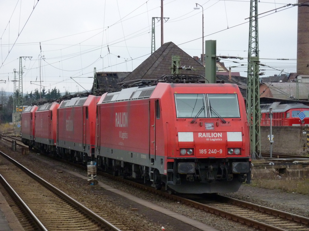 185 240-9 und 185 214 und noch 2 185er am 21.11.10 in Bebra