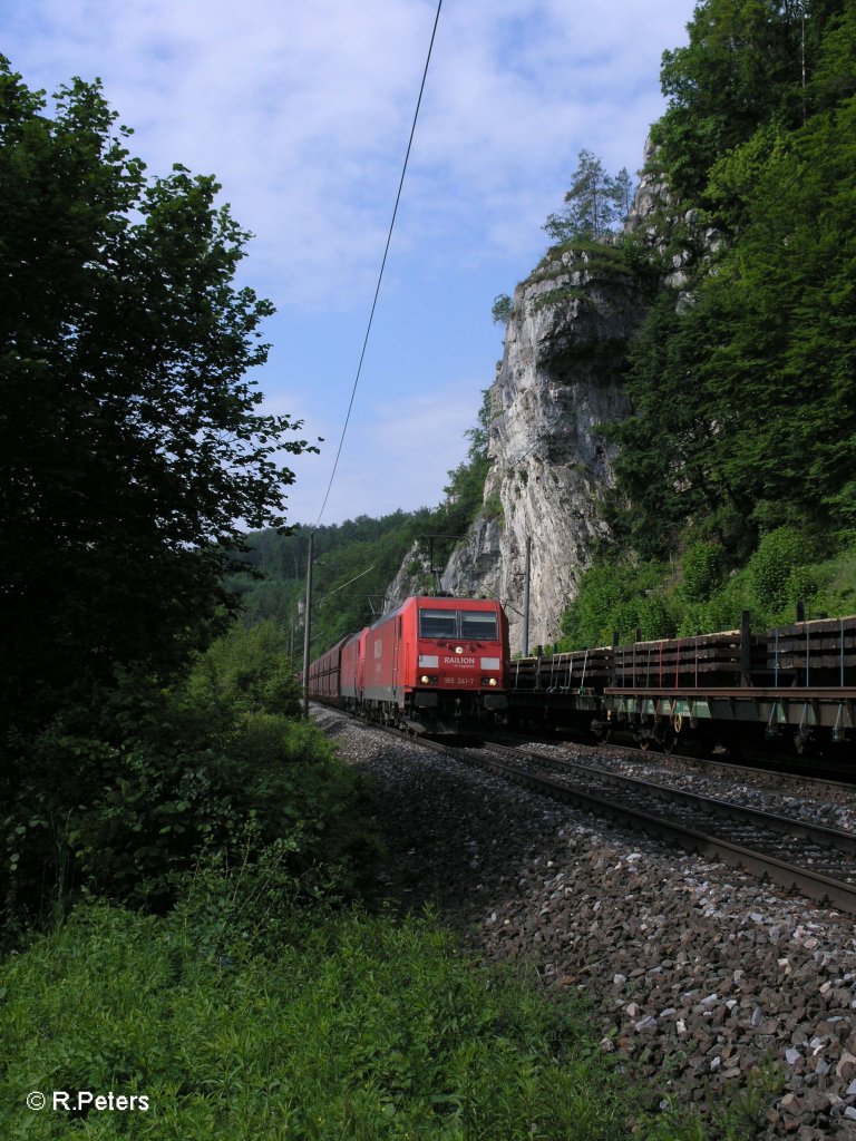 185 241-7 und eine Schwester Maschine mit einem Kohlezug bei Matting. 29.05.10