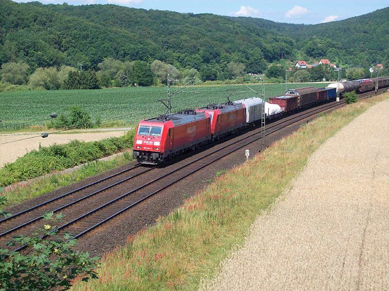 185 244-1 und eine Schwesterlok mit einem Gterzug bei Harrbach am 05.07.09