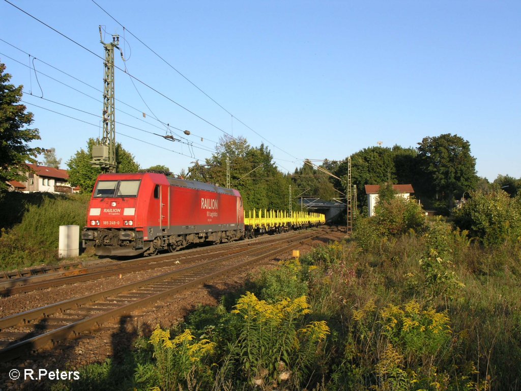 185 249-0 erreicht Undorf mit ein Flachwagenzug. 09.09.08