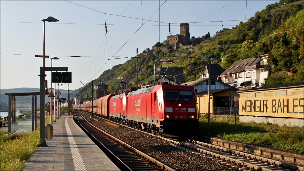 185 250 und 185 254 mit Kohlezug am 01.09.11 bei der Durchfahrt von Kaub in Richtung Sden