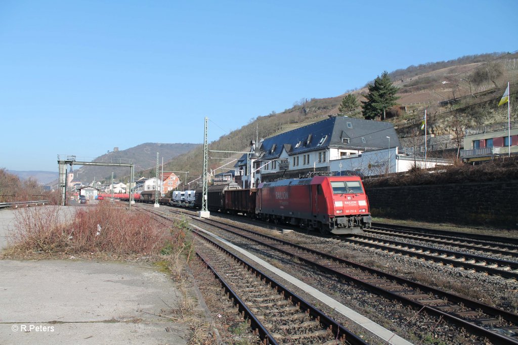 185 251-6 mit gemischten Gterzug in Lorch am Rhein. 05.03.13