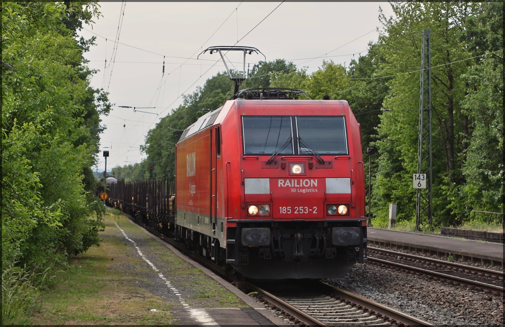 185 253 mit einem gemischten Gterzug in Richtung Norden am 03.06.11 in Lang Gns