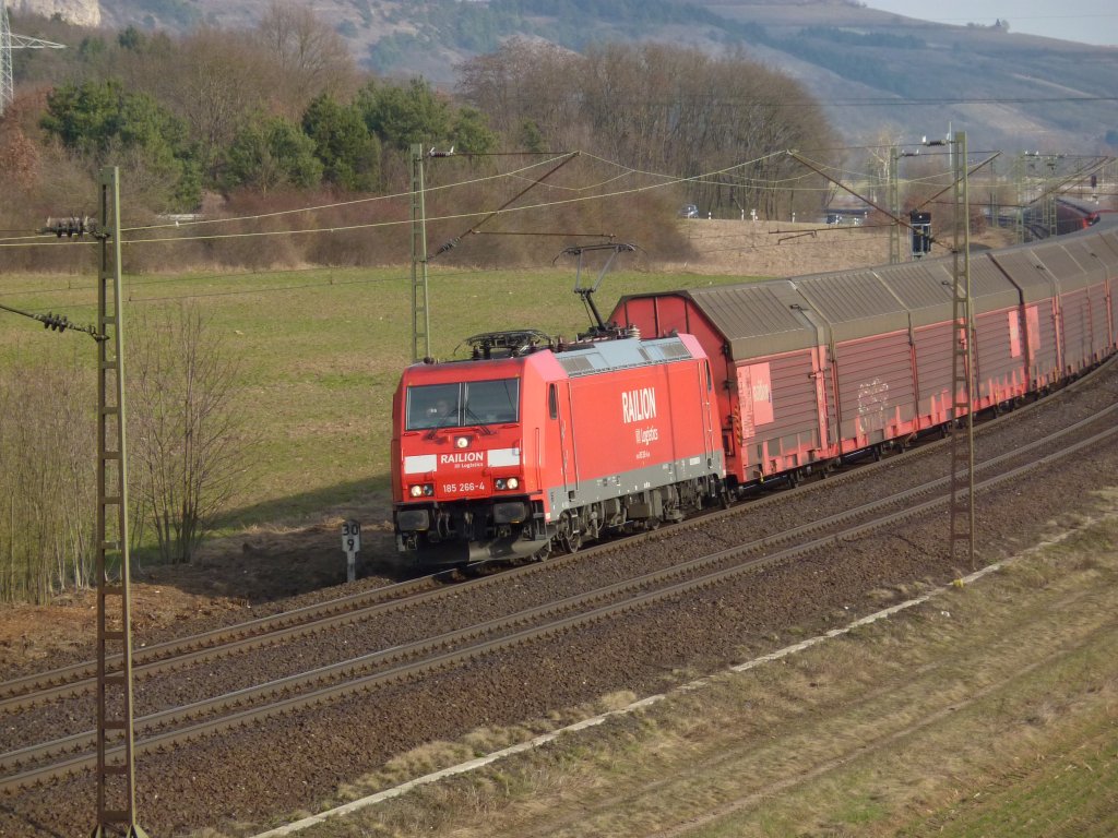 185 266-4 mit Autozug am 19.03.10 bei Harrbach