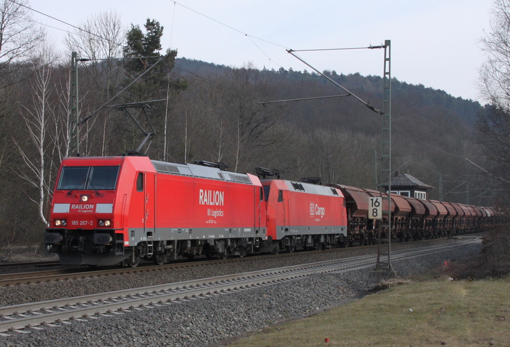 185 267-2 und 152 028 mit Gterzug am 05.03.11 in Vollmerz