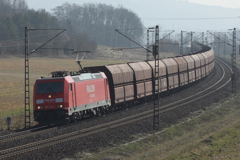 185 272 mit Gterzug am 17.03.12 bei Harrbach