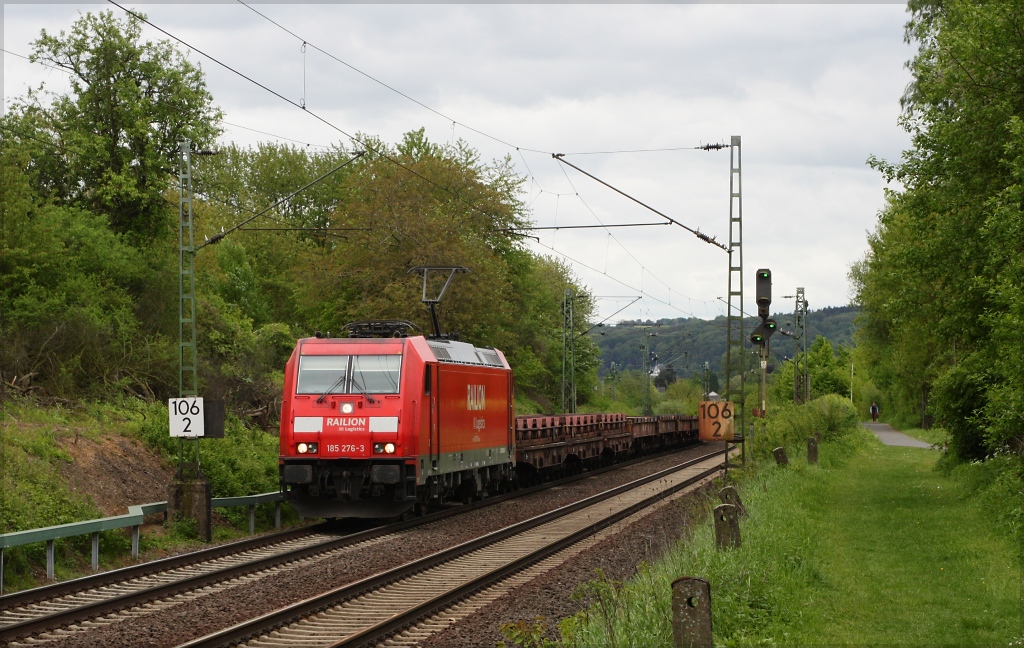 185 276 mit leerem Coilzug in Richtung Norden am 10.05.13 in Unkel