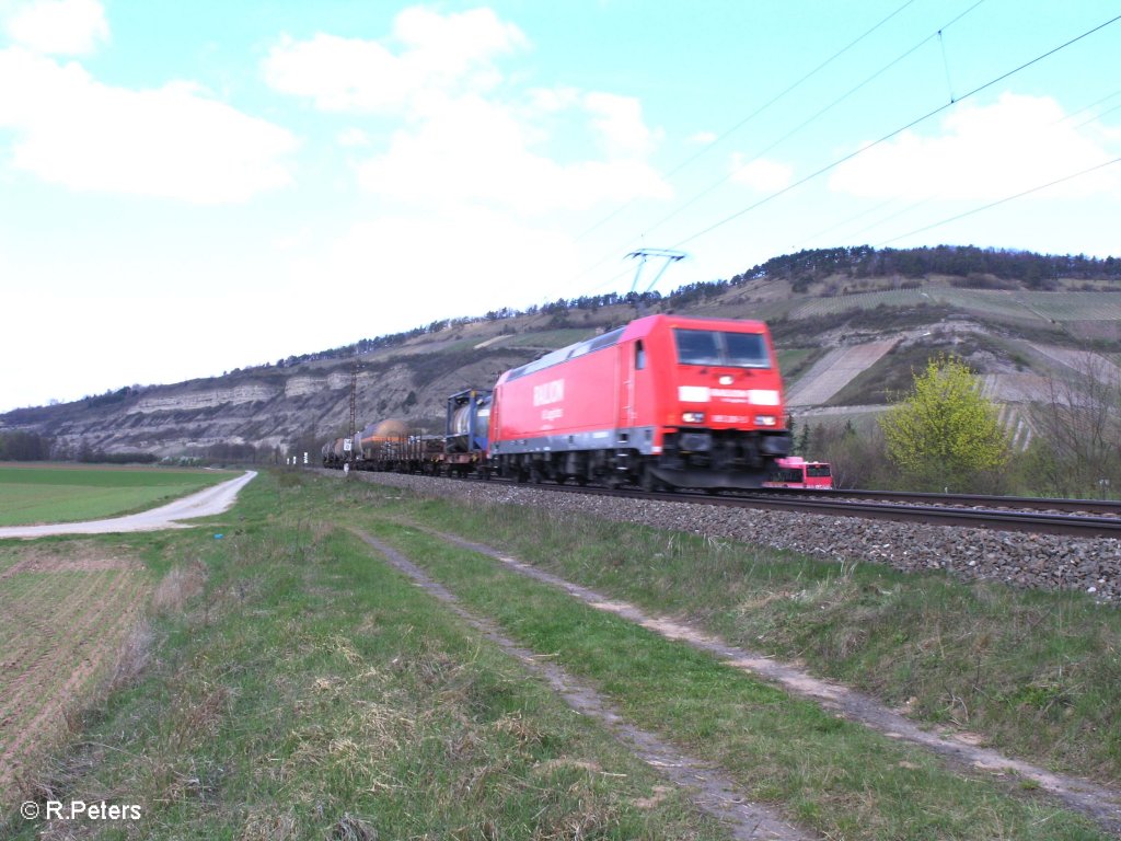 185 281 zieht ein kurzen gemischten Gterzug bei Thngersheim. 10.04.10