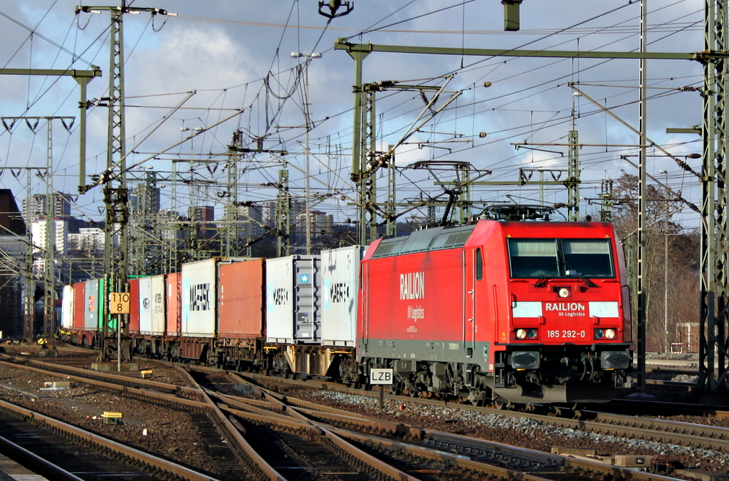 185 292-0 mit Containerzug am 14.01.12 in Fulda