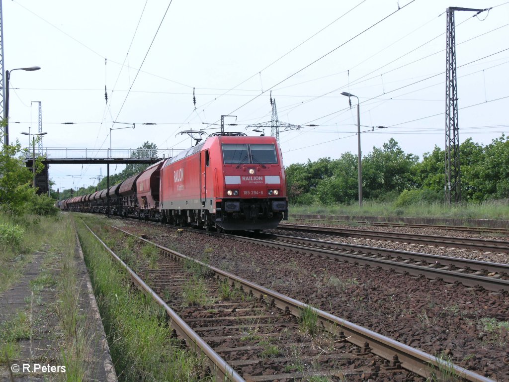 185 294-6 zieht ein Getreidezug durch Saarmund. 17.05.09