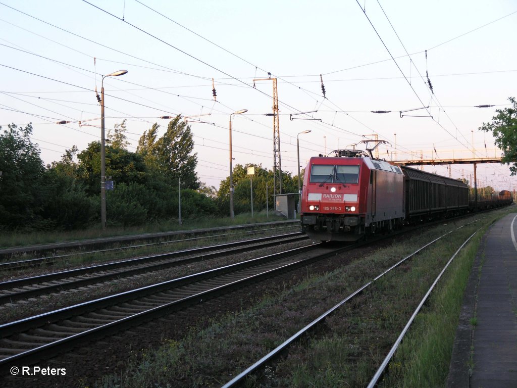 185 295-3 rollt langsam mit ein gemischten Gterzug durch Saarmund. 29.05.09