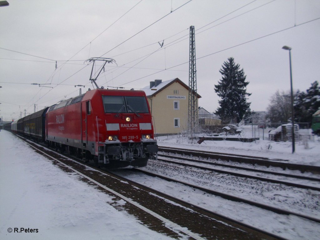 185 299-5 durchfhrt Obertraubling mit einem gedecktem Gterzug. 30.12.10