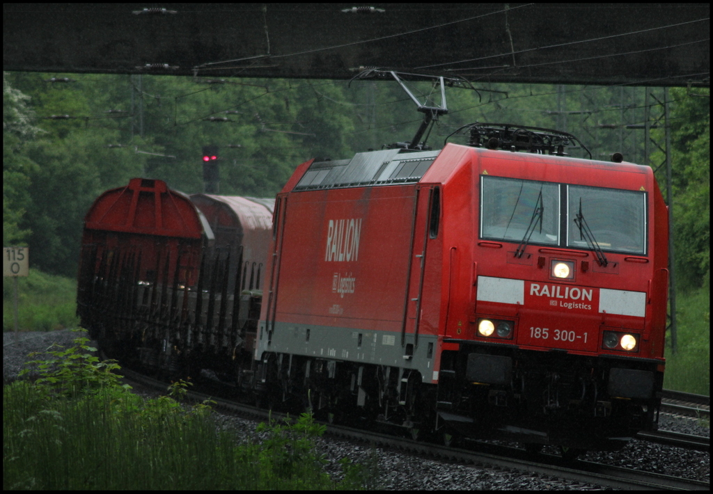 185 300 mit Gterzug am 01.06.13 in Gtzenhof