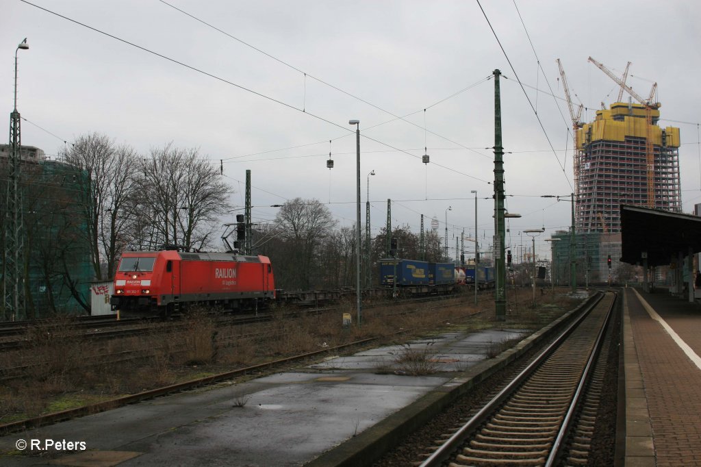 185 302-7 mit LKW-Walter in Frankfurt/Main Ost. 18.02.12