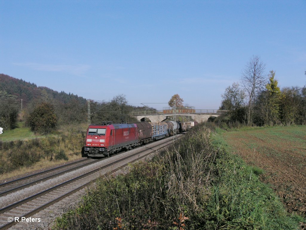 185 304-3 mit einem gemischten Gterzug bei Dettenhofen. 29.10.10