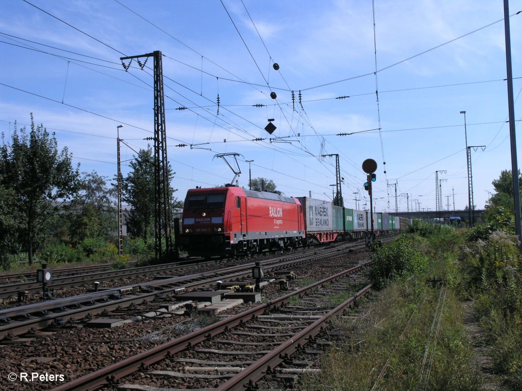 185 304-3 zieht mit ein Containerzug an Regensburg Ost vorbei. 09.09.09