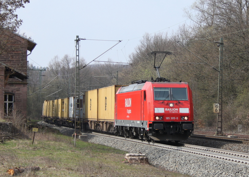 185 305 mit Containerzug am 04.04.12 in Vollmerz