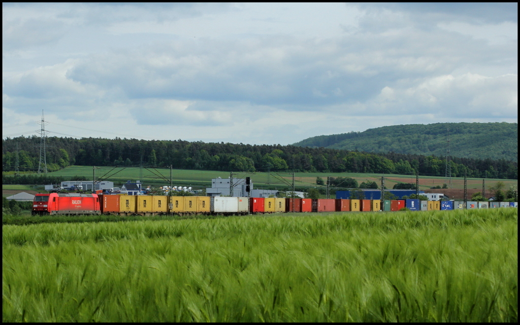 185 306 mit Containerzug am 30.05.13 bei Kerzell