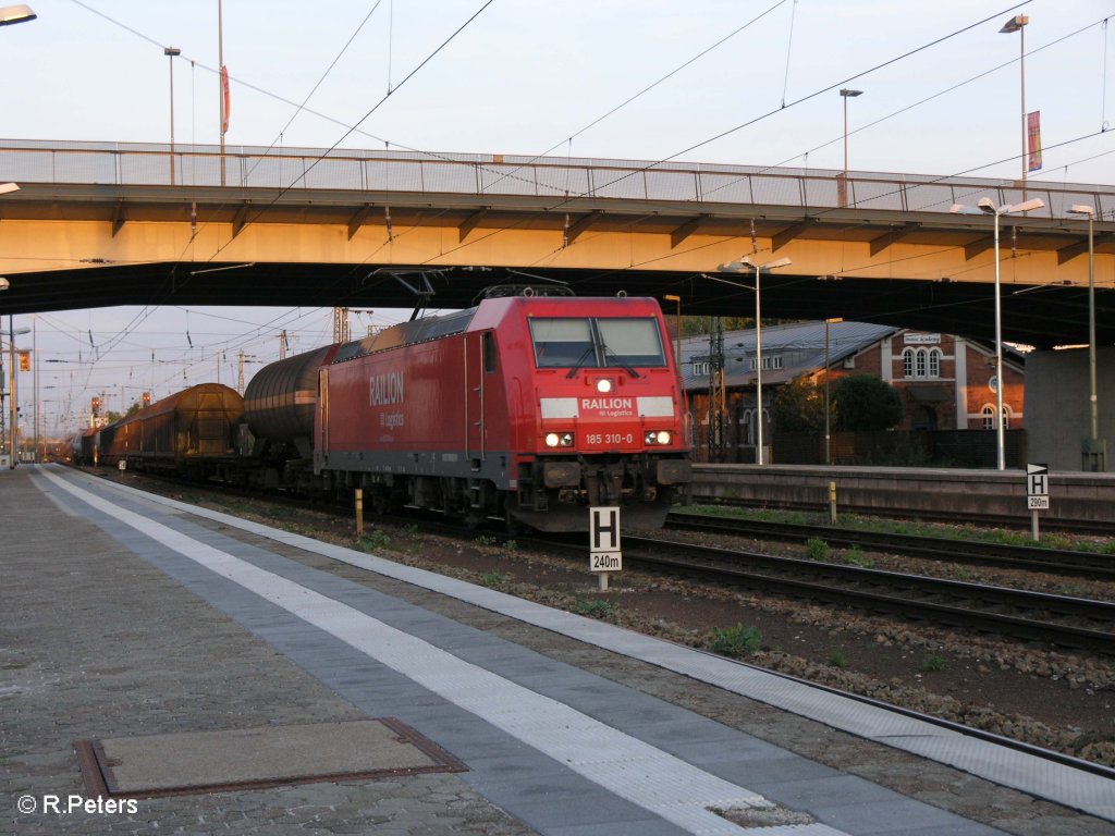 185 310-0 durchfhrt Regensburg HBF mit ein gemischten Gterzug. 09.09.09