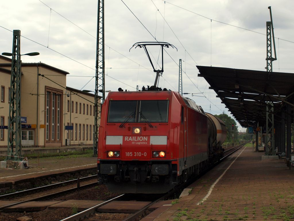 185 310-0 fuhr mit 2 Kesselwagen am 23.7.11 durch Merseburg.