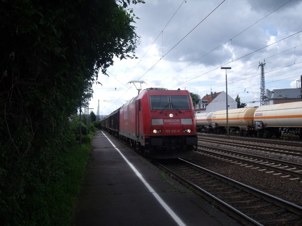 185 310 0 durchfhrt (an dem Tag) mit was ganz seltenem einem Gterzug den Bahnhof von Neuwied, es kamen kaum Gterzge und das fr einen Dienstag ..... traurig

P.S.: Das ist mein Lieblingsfotopunkt in Neuwied ;)