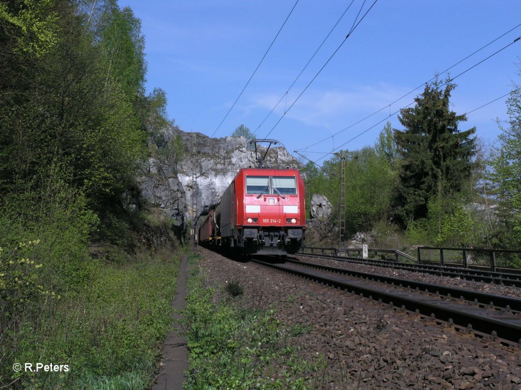 185 314-2 zieht einen gemischten Gterzug durchs Felsentor. 29.04.10