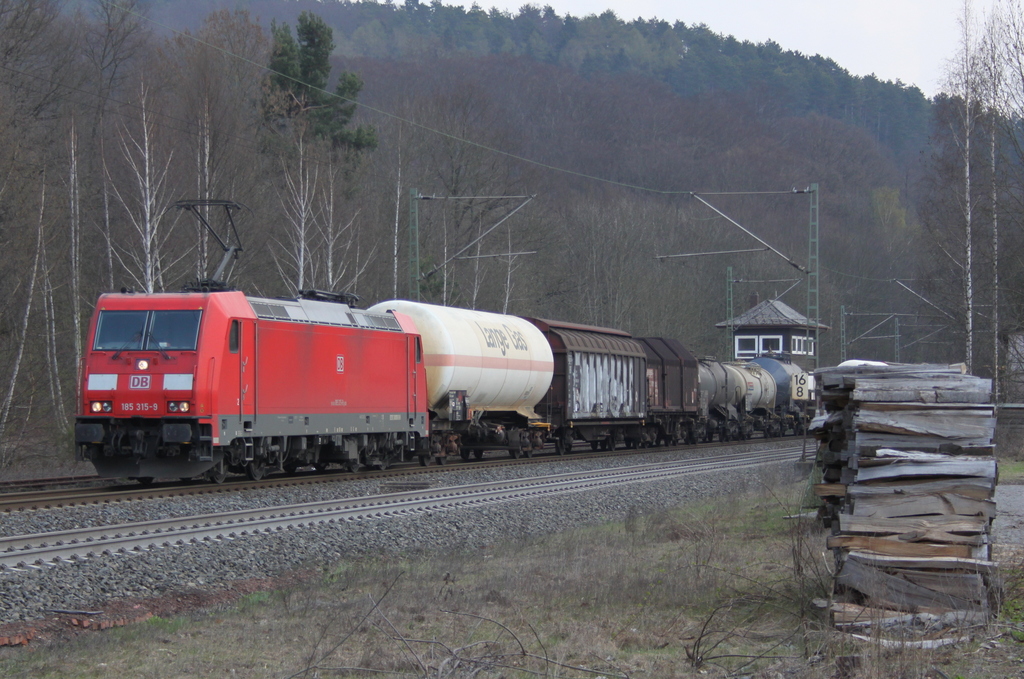 185 315 mit Gterzug am 04.04.12 in Vollmerz