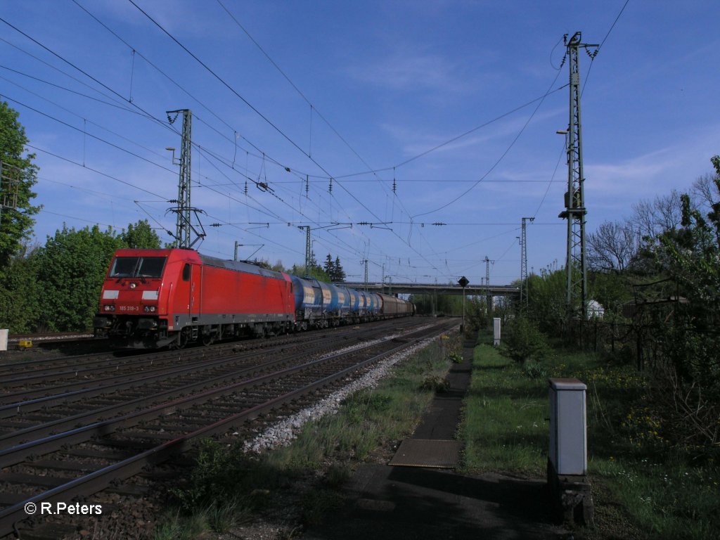 185 318-5 erreicht Obertraubling mit einem gemischten Gterzug. 29.04.10