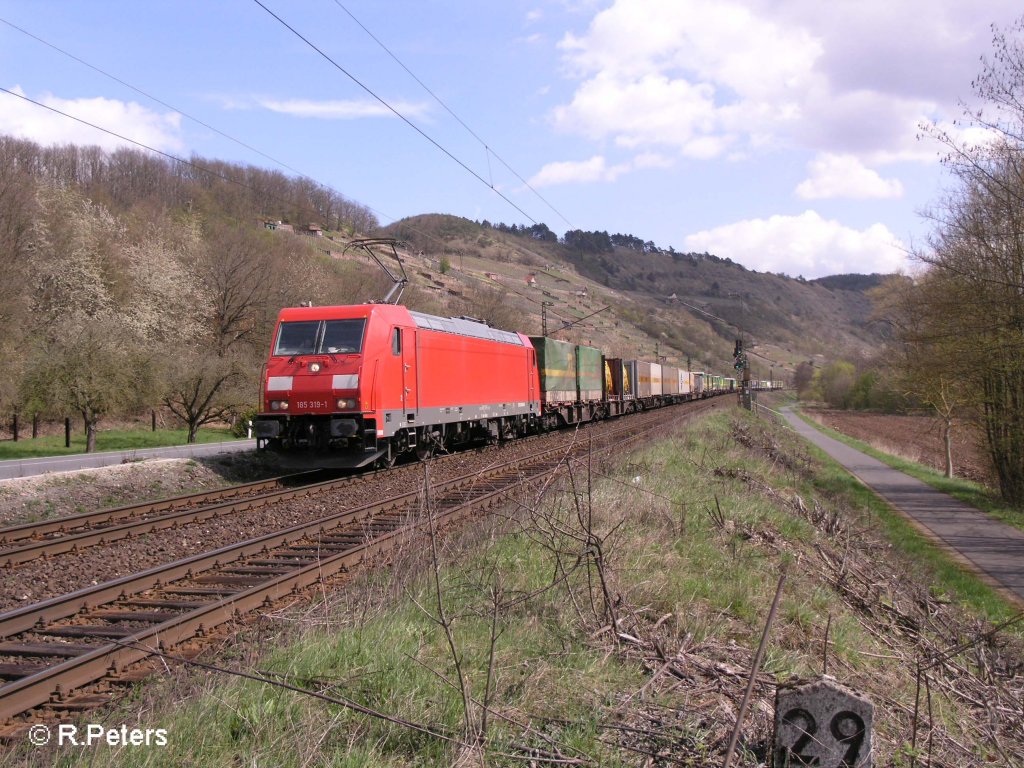 185 319-1 zieht den SAE-Wechselpritschenzug durchs Maintal bei Gambach. 12.04.08