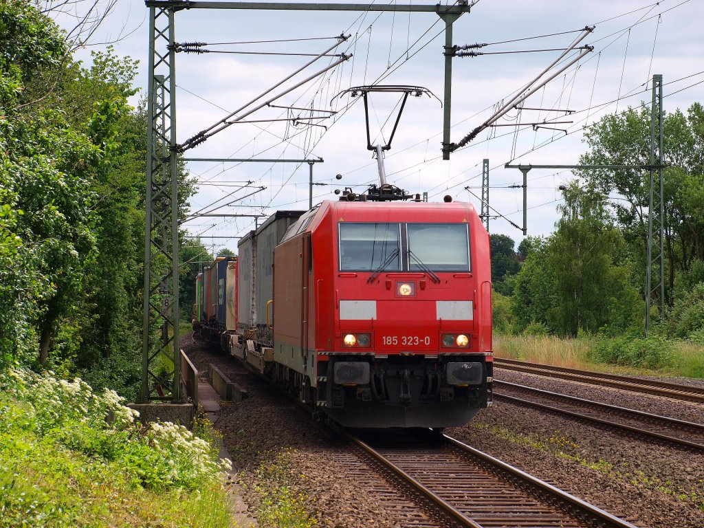 185 323-0 fuhr mit einem Gterzug von Maschen RBF nach Dnemark durch die Weltstadt Schleswig am 26.6. Und ich war derjenige der ganz am Ende des Bahnsteiges stand.