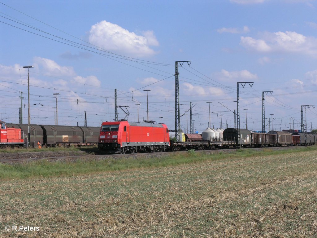 185 342-3 zieht mit ein gemischten Gterzug an Regensburg Ost vorbei. 27.08.09