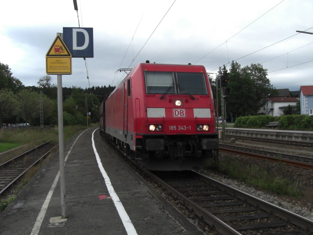 185 343-1 am 24. Septbember 2010 bei der Durchfahrt des Bahnhofs von Bad Endorf im Chiemgau.