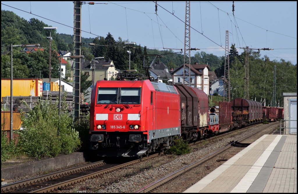 185 345 mit gemischtem Gterzug in Richtung Hagen Vorhalle am 04.07.11 in Kreuztal. Doch...