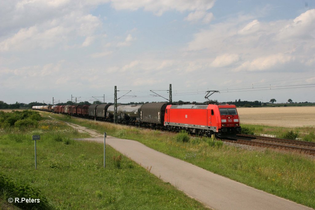 185 350-6 mit gemischten Gterzug bei Schkeuditz West. 10.07.11