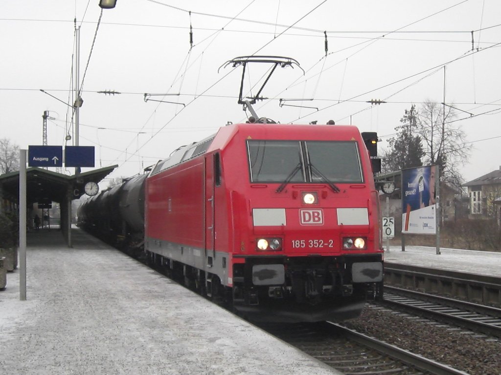 185 352-2 durchfhrt am 3. Januar 2009 den Bahnhof von Prien am Chiemsee.