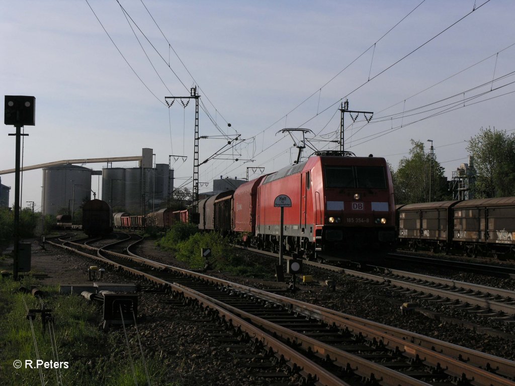 185 354-8 verlsst Regensburg mit einem gemischten Gterzug. 29.04.10