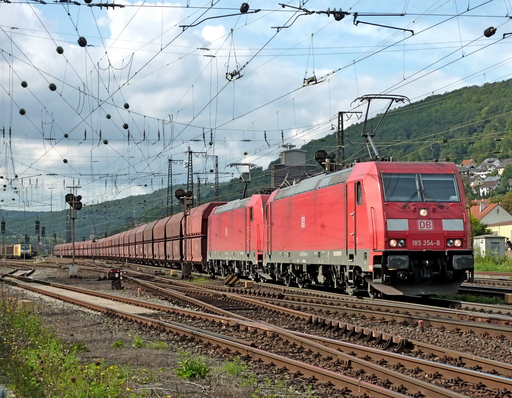 185 354-8 und eine weitere 185er mit Kohlezug richtung Schweinfurt am 11.09.10 in Gemnden am Main