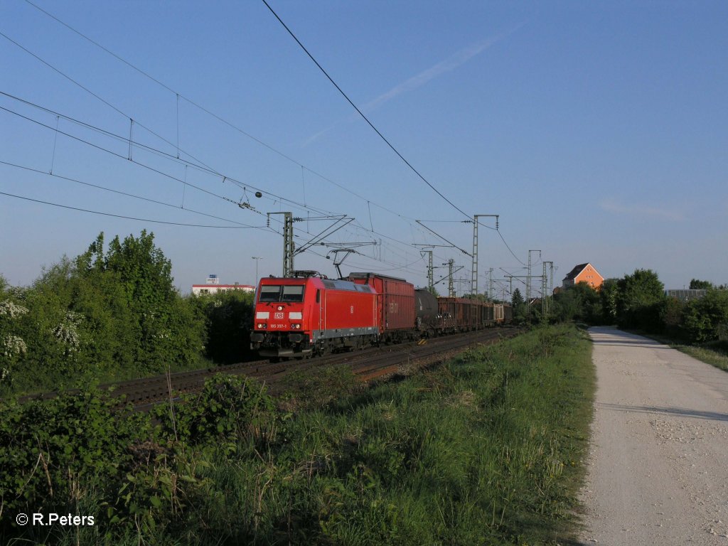 185 357-1 mit gemischten Gterzug bei Obertraubling. 07.05.11