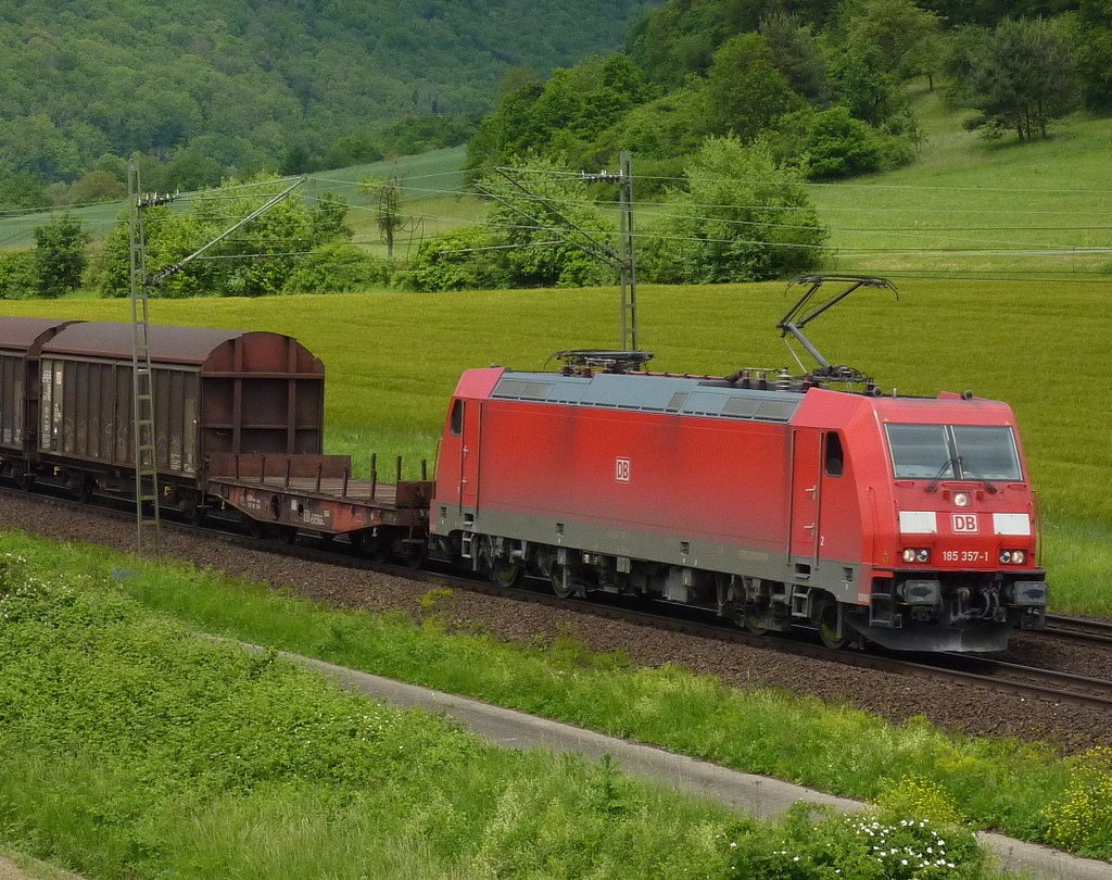 185 357-1 mit Gterzug am 03.06.10 bei Harrbach