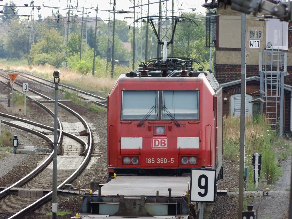 185 360 bei der Ausfahrt mit ihrem Containerzug in Richtung Elsterwerda-Biehla, 26.07.2013.