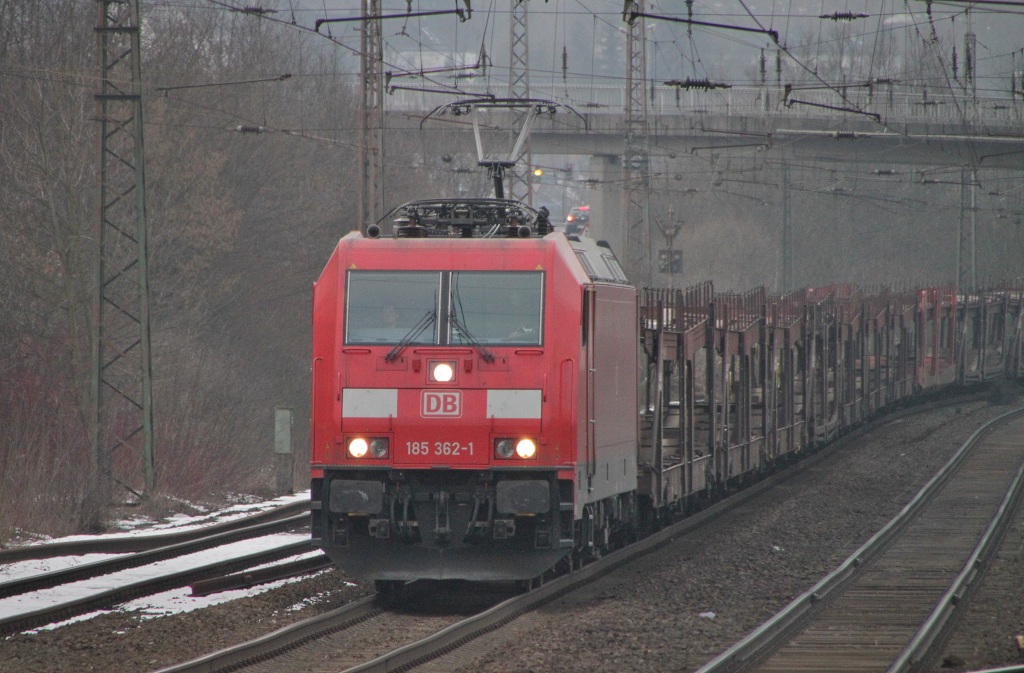 185 362 fuhr am 12.03.10 durch Kreuztal mit einem leeren Autozug in Richtung Ingolstadt.