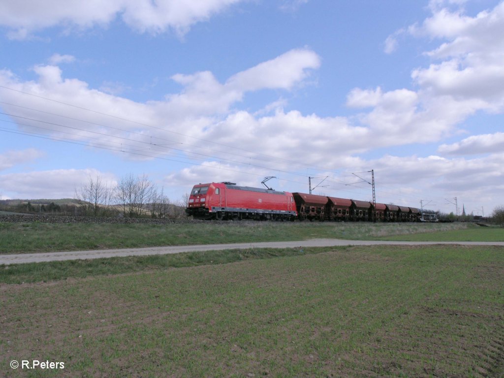 185 365 zieht ein gemischten Gterzug durchs Maintal bei Thngersheim. 10.04.10