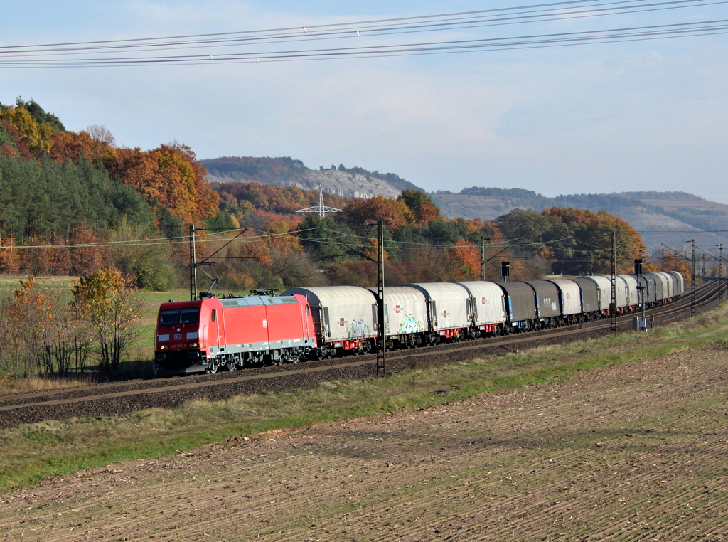 185 375 mit Gterzug am 06.11.11 bei Harrbach