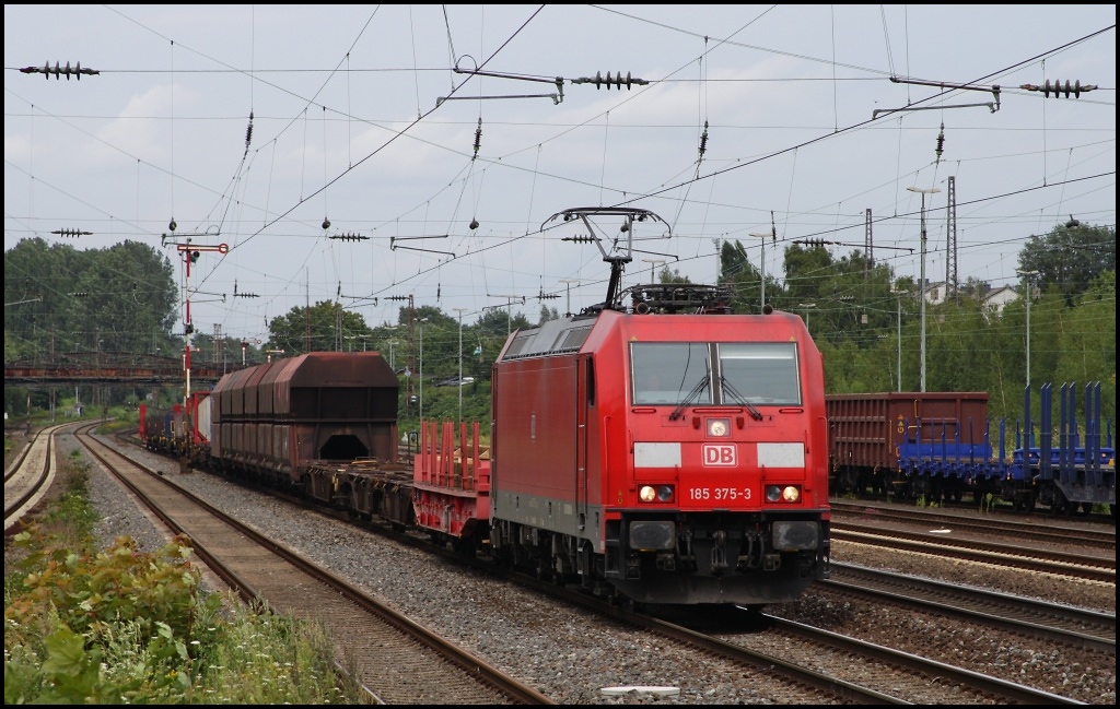 185 375 mit kleinem gemischten Gterzug am 06.08.11 in Dsseldorf Rath. 