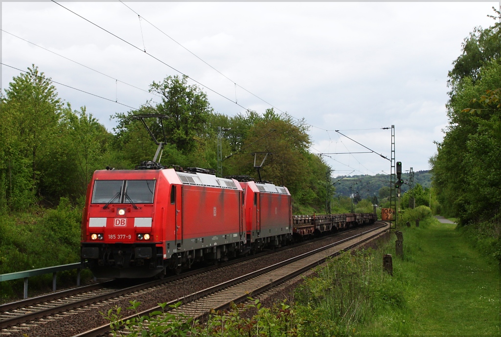 185 377 und 185 392 mit leerem Coilzug in Richtung Norden am 10.05.13 in Unkel