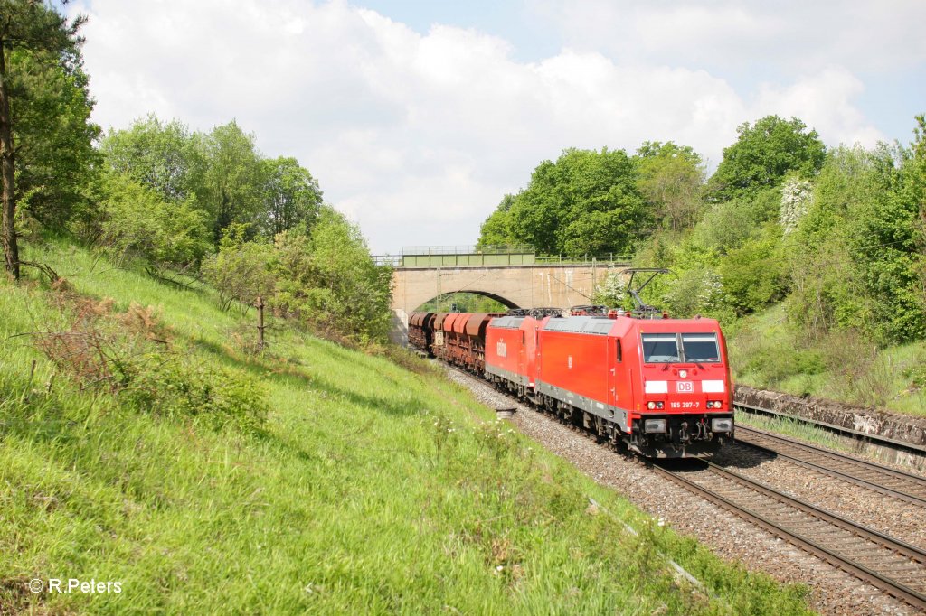 185 397-7 + 185 219-3 mit Kohlezug nach Linz bei Postbauer-Heng. 13.05.11