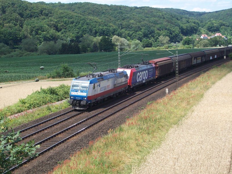 185 512-1  Rostock Port  und eine Re482  SBB Cargo stellt Lokfhrer ein  mit Gterzug bei Harrbach am 05.07.09